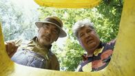 Löwenzahn Classics – Da schauen Peter Lustig (Peter Lustig, l.) und sein Nachbar (Helmut Krauss, r.) ganz schön in die Tonne. Der Müll ist weg! Und damit auch Paschulkes wertvollster Gartenzwerg.