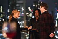 Instinct – Det. Lizzie Needham (Bojana Novakovic, l.), Julian Cousins (Naveen Andrews, M.) und Dr. Dylan Reinhart (Alan Cumming, r.) müssen herausfinden welcher Film-Student seine Kommilitonin umgebracht hat - keine leichte Aufgabe ...