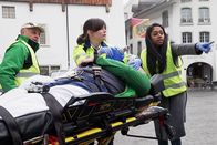 Puls – Puls Leben retten, Mut zeigen – Wie lerne ich Zivilcourage? Tama Vakeesan (r.): Nach einem Nothelferkurs lässt sie sich zur First Responderin weiterbilden und stellt ihr Können schliesslich bei einem (simulierten) Herzstillstand unter Beweis. Copyright: SRF