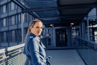 Am Puls – Sarah Tacke vor der Arbeitsagentur in Bremerhaven.