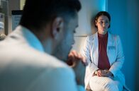 In aller Freundschaft – Dr. Maria Weber (Annett Renneberg) kommt nicht umhin, Dr. Ilay Demir (Tan Caglar) über ihre Krankheitsgeschichte aufzuklären.