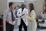 Atlanta Medical – Atlanta Medical Staffel 3 Folge 5 Besprechen die Lage: Bruce Greenwood als Dr. Bell, Morris Chestnut als Dr. Cain, Janes Leeves als Kit Voss Copyright: SRF/2018-2019 Twentieth Century Fox Film Corporation.