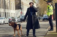 Sherlock – Sherlock (Benedict Cumberbatch) ist auf der Fährte eines Einbrechers, der es auf Thatcher-Büsten abgesehen hat.