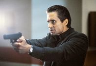 Basic Instinct – Detective Nick Curran (Michael Douglas, ein notorisch übelgelaunter Polizist, der seine besten Tage hinter sich hat, soll einen rätselhaften Mordfall aufklären.