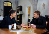 Rote Rosen – ARD ROTE ROSEN FOLGE 1511 Uhr im ERSTEN. Sönke (Bo Hansen, r.) tut sich schwer zu glauben, dass seine Mutter absichtlich Jans (Timothy Peach, r.) und Veras Glück torpediert.