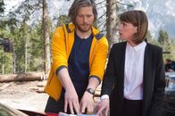 Die Bergretter – Markus Kofler (Sebastian Ströbel, l.) sucht mit Unterstützung von Karin Junker (Gisa Zach, r.) nach deren Mann.