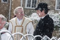 Father Brown – Pater Fox (Roger May, l.) soll Father Brown (Mark Williams, l.) bei der diesjährigen Christmette genau auf die Finger schauen.