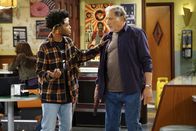 Superior Donuts – Franco (Jermaine Fowler, l.); Arthur (Judd Hirsch, r.)