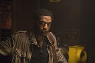 2012 – Wissenschaftler Adrian Helmsley (Chiwetel Ejiofor) wird von einem Kollegen auf ungewöhnliche Ereignisse im Inneren der Erde aufmerksam gemacht.