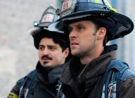 Chicago Fire – Chicago Fire Der letzte Einsatz - It Ain't Easy Staffel 1, Episode 9 Schauen hilflos zu, wie einer der Ihren verletzt wird: Yuri Sardarov als Otis, Jesse Spencer als Matthew Casey
