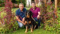 Garten & Lecker – Nach Versmold geht die zweite Gartenreise. Hier beackern Klaus Wagenhuber (l) und Jan Leßmeier (r) ihr Paradies. Der 1,5 Hektar große Landhausgarten gehört zu den schönsten Deutschlands und das Anwesen wird in der Liste der Kulturlandschaft prägenden Hofstellen Ostwestfalens geführt. Im klassisch westfälischen Bauerngarten wachsen Sommerblumen aus Großmutters Zeiten und so viel Gemüse, dass die Naturfreunde fast Selbstversorger sind.