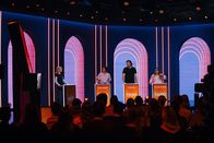 Neo Social Club – In Laura Larssons Comedy-Gameshow "Neo Social Club" zeigen ihre Gäste, wie gut sie die digitale Welt verstehen. Laura Larsson (l.) begrüßt Jeannine Michaelsen (2.v.l.), Yorick Thiede (2.v.r.) und Florentine Osche (r.).