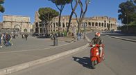 Zeitreise – Professor Wemhoff unterwegs mit einer Vespa vor dem Kolosseum in Rom. in Verbindung mit der Sendung bei Nennung ZDF/Hans JakobiProfessor Wemhoff unterwegs mit einer Vespa vor dem Kolosseum in Rom. in Verbindung mit der Sendung bei Nennung ZDF/Hans Jakobi