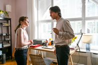Der Alte – Tanja Gebhardt (Linda Stockfleth) weiß nicht, ob sie ihrem Freund Benjamin Lauer (Thomas Hauser) noch vertrauen kann.