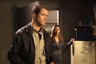 EUReKA - Die geheime Stadt – Ahnen nicht, dass sie kurz vor einem Atomkrieg stehen: Jack Carter (Colin Ferguson, l.) und Allison Blake (Salli Richardson-Whitfield, r.) ...