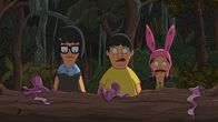 Bob's Burgers – Lindas Eltern haben sich ein Apartment in Florida gekauft. Mit ihrer Familie stattet Linda ihnen einen Überraschungsbesuch ab. Weil der Pool aber geschlossen ist, amüsieren sich Louise (r.), Gene (M.) und Tina (l.) auf eine andere Art ...