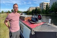 Re: – Collin lebt mit einer Freundin auf einem Narrow Boat. Es ist etwa 20 Meter lang und gerade mal zwei Meter breit.