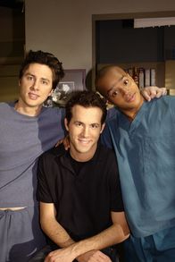 Scrubs - Die Anfänger – Spence (Ryan Reynolds, M.), ein alter College-Kumpel von J.D. (Zach Braff, l.) und Turk (Donald Faison, r) ist in der Stadt und sorgt für jede Menge Trubel ...