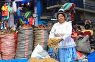 Unsere Kontinente – Auf dem Markt in Urubamba in Peru bietet die ländliche Bevölkerung ihre Waren an.