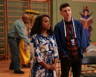 Abbott Elementary – v.li.: Mr. Johnson (William Stanford Davis), Janine Teagues (Quinta Brunson), Jacob Hill (Chris Perfetti)