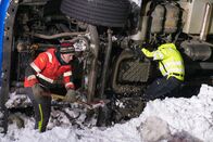 Ice Road Rescue - Extremrettung in Norwegen – Ole Henrik and Michael working. (National Geographic)
