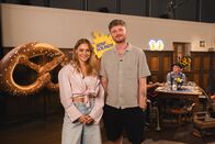 Senf & Sounds – Mundart-Pop, Brass oder Volksmusik – der junge Sound aus Bayern wird gehört und gefeiert. Bei einem Wirtshaus-Quiz mit Stammtisch-Vibes nehmen die Hosts Alina Khani (vorne links), Noah Hansen und Marcel Ertl (vorne rechts) Stars und Newcomer dieser bayerischen Musikszene genauer unter die Lupe. Was dabei nicht fehlen darf: Musikalische Acts, Schlagfertigkeit und jede Menge Spaß.
