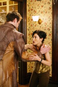 Charmed - Zauberhafte Hexen – Kann sich Phoebe (Alyssa Milano, r.) aus den Fängen von Sarpedon (Neil Hopkins, l.) befreien?