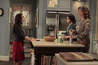 Last Man Standing – L-R: Molly Ephraim (Mandy Baxter), Nancy Travis (Vanessa Baxter), Alexandra Krosney (Kristin Baxter).