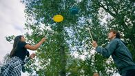 SommerCamp - Back To the Roots – Das Tellerwerfen klappt schon ganz gut bei Ha Chau und Jonas!