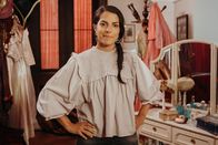 Triff... – Clarissa steht in der Garderobe von Mozarts Premiere der Zauberflöte.
