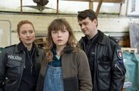 Großstadtrevier – Nina Sieveking (Wanda Perdelwitz, l.) und Daniel Schirmer (Sven Fricke, r.) befragen Nadine Busch (Amber Bongard, M.) nach ihrem Alibi.
