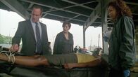 Law & Order: Special Victims Unit – Ein Mädchen namens Nikkiel Bothame (Darstellername nicht zu ermitteln, liegend) wird tot aus dem East River gefischt. Während die Detectives Elliot Stabler (Christopher Meloni) und Olivia Benson (Mariska Hargitay) die Spuren am Tatort sichern, untersucht Dr. Warner (Tamara Tunie, r.) die Leiche.