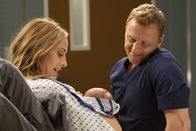 Grey's Anatomy – Grey's Anatomy Staffel 15 Folge 25 Frischgebackene Eltern: Kim Raver als Dr. Teddy Altman, Kevin McKidd als Dr. Owen Hunt Copyright: SRF/ABC Studios