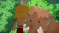 Tib und Tumtum – Tib findet ein Mammutbaby im Wald. Die Mutter des Kleinen ist nicht zu sehen.