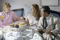 Die schnelle Gerdi – Gerdi (Senta Berger, l.) hat ihre Tochter Jennifer (Elena Rublack, M.) mal wieder über Nacht bei sich gehabt. Die Ankunft von Günther (Robert Giggenbach), Jennifers Verlobtem, stört das traute Frühstück.