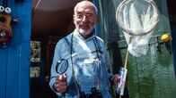 Löwenzahn Classics – Peter (Peter Lustig) beobachtet auf einer Wildwiese die wundersame Verwandlung einer Raupe in einen Schmetterling.