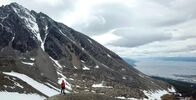 Expeditionen: Magische Anden – Geologe Mauricio Gonzales auf dem Martial Gletscher – dem letzten Höhenzug der Anden im argentinischen Ushuaia.