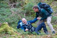 Sturm der Liebe – ARD STURM DER LIEBE FOLGE 4310 Uhr im ERSTEN. Markus (Timo Ben Schöfer, l. mit Martin Walde, r.) versucht sein Möglichstes, aber er kann mit dem verletzten Sprunggelenk nicht gehen.