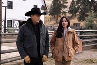 Yellowstone – John Dutton (Kevin Costner) und Monica Dutton (Kelsey Asbille)