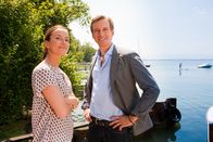 Die Rosenheim-Cops – Controller Andreas Lorenz (Benedikt Blaskovic, r.) trifft bei seiner Suche nach einem Bootshaus auf Sonja Schmidtkunz (Kathrin Anna Stahl, l.).