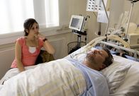 Der Dicke – Yasmin (Sophie Dal, l.) wacht am Krankenbett ihres Vaters (Aykut Kayacik, r.). Er hat einen Herzinfarkt erlitten.