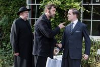 Father Brown – Sid Carter (Alex Price, M.) hält seinen ehemaligen Pflichtverteidiger Giles Foster (David Reed, r.) für korrupt und konfrontiert ihn auf der Feier. Father Brown (Mark Williams, l.) will vermeiden, dass Sid eine Dummheit begeht und begleitet ihn daher.