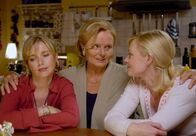 Mamas Flitterwochen – Hilde (Ruth Maria Kubitschek, Mitte) muss ihre liebeskranken Töchter Susanne (Susanna Simon, rechts) und Anja (Tina Ruland) trösten.