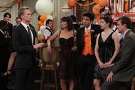 How I Met Your Mother – Während Barney (Neil Patrick Harris, l.) sich für seine Hochzeit vorbereitet, schwelgen er und Ted (Josh Radnor, M.) in Erinnerungen. Sie denken an die Hochzeit von Punchy, bei Marshall (Jason Segel, r.) und Lily (Alyson Hannigan, 2.v.r.) ihre Schwangerschaft bekannt gegeben haben und Robin (Cobie Smulders, 2.v.l.) sich ihren Gefühlen gegenüber Barney nicht im Klaren war ...