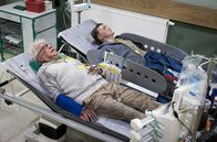 In aller Freundschaft – Hans Rehmann (Thomas Goritzki, li.) erkennt Falk Kovac (Kjell Brutscheidt, re.) sofort wieder. Falk ist der junge Mann, der ihn nach der Gasexplosion aus seinem Zimmer gerettet hat. Hans Rehmann feiert ihn als seinen Retter, doch Falk gibt sich wortkarg und will davon nichts wissen.