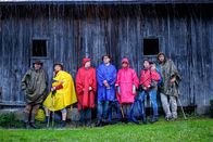 Eine harte Tour – Die Clique (v.li.: Roeland Wiesnekker, Anna Schudt, Elena Uhlig, Thomas Loibl, Anna Unterberger, Victoria Mayer und Moritz Führmann) beschließt, eine von Clemens vor seinem Tod gemeinsam geplante Wanderung zu gehen.