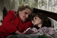 Gilmore Girls – Kurz vor ihrem 21. Geburtstag fühlt Rory (Alexis Bledel, r.) sich hundeelend, hatte sie mit ihrer Mutter doch ganz spezielle Pläne für diesen Tag. Und in der Nacht quälen sie auch noch Träume, in denen Madeleine Albright (l.) den Platz ihrer Mutter einnimmt ...