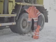 Ice Road Rescue - Extremrettung in Norwegen – Stig is out on a simple rescue to pull up two cars from the ditch in a cabin field. (National Geographic/ITV Studios Norway AS)