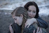 Die Tribute von Panem - Catching Fire – Für die bevorstehenden 75. Hungerspiele sollen die diesjährigen Tribute aus dem bestehenden Kreis der Sieger ausgewählt werden. Für Katniss (Jennifer Lawrence, r.) beginnt erneut eine mörderische Zeit auf Leben und Tod, in der sie nicht weiß, ob sie ihre geliebte Schwester Primrose (Willow Shields, l.) je wiedersehen wird ...