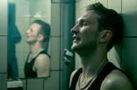 Tatort – Mike Majewski (Nils Hohenhövel) ist sichtlich im Ausnahmezustand. Ist er vielleicht sogar in Trauer?